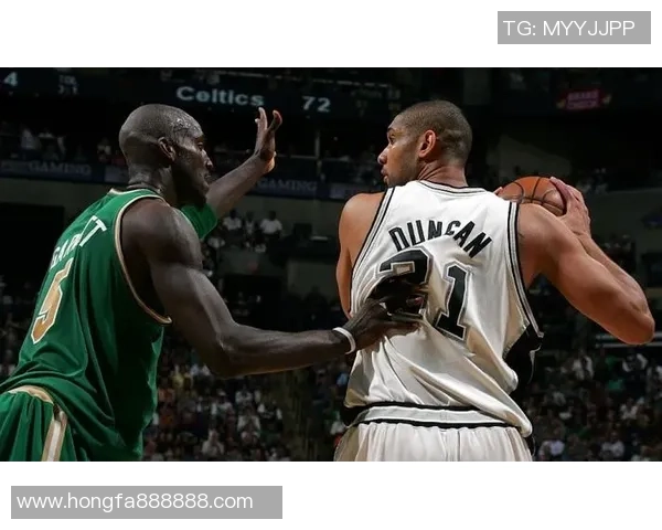 加内特与足球明星同框合影展现体育巨星的友谊与魅力